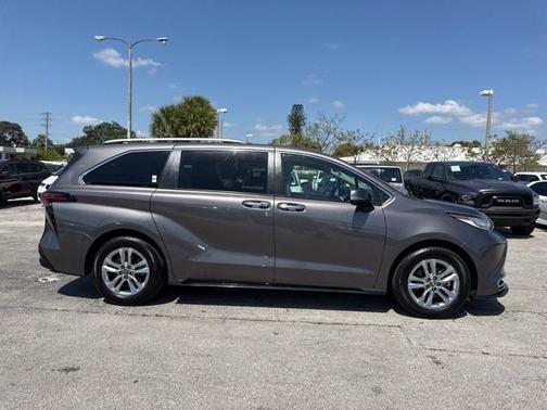 2022 Toyota Sienna Limited 7-Passenger