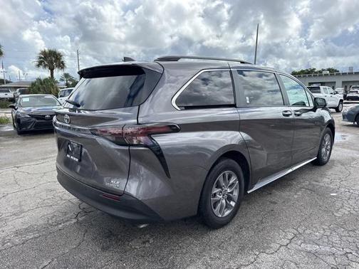 2023 Toyota Sienna XLE 7 Passenger