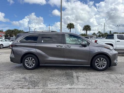 2023 Toyota Sienna XLE 7 Passenger
