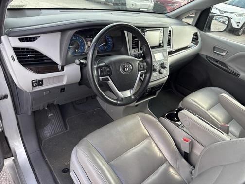 2020 Toyota Sienna XLE