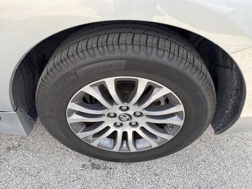 2020 Toyota Sienna XLE
