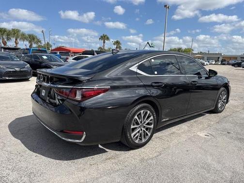 2022 Lexus ES 300h Base