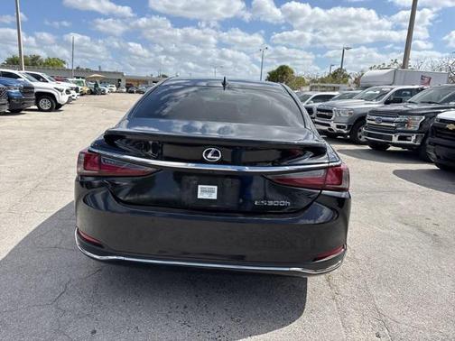 2022 Lexus ES 300h Base