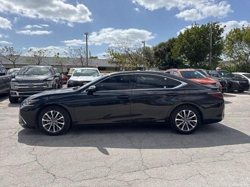 2022 Lexus ES 300h Base
