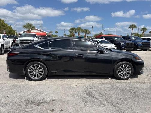 2022 Lexus ES 300h Base