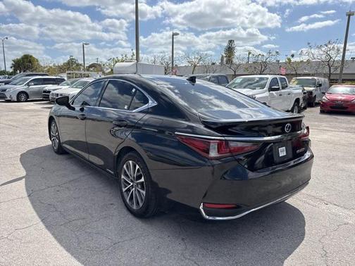 2022 Lexus ES 300h Base