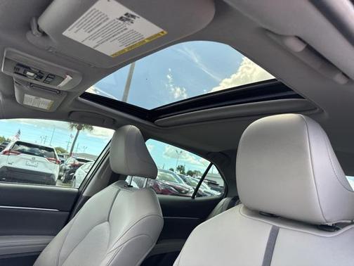 2022 Toyota Camry Hybrid XLE