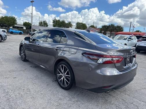 2022 Toyota Camry Hybrid XLE
