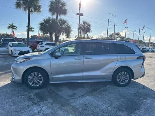 2023 Toyota Sienna XLE