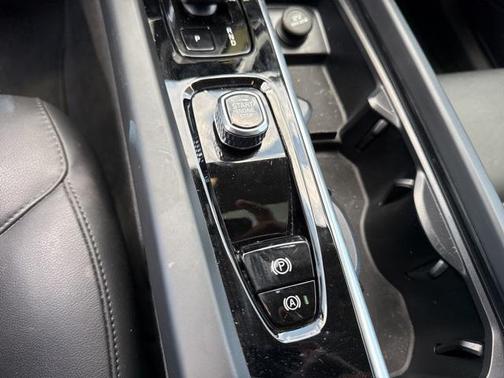 2025 Volvo XC60 B5 Core