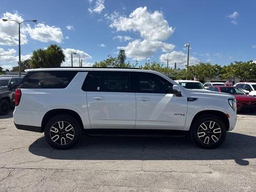 2023 GMC Yukon XL 4WD AT4