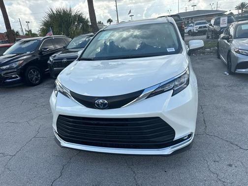 2021 Toyota Sienna XLE 8 Passenger