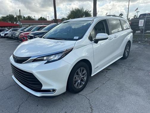 2021 Toyota Sienna XLE 8 Passenger