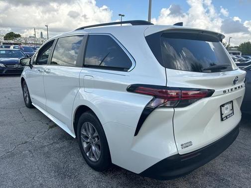 2021 Toyota Sienna XLE 8 Passenger