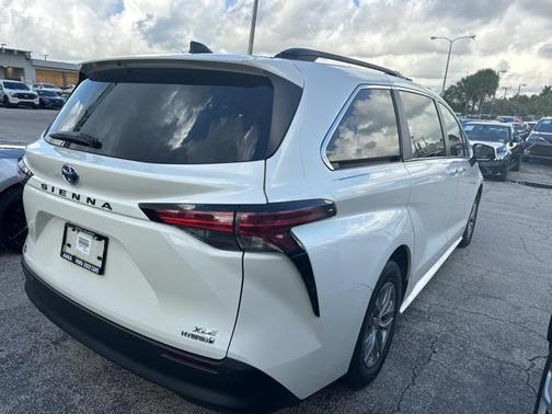 2021 Toyota Sienna XLE 8 Passenger