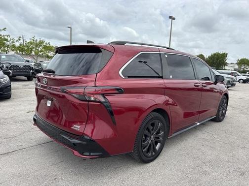 2022 Toyota Sienna XSE 7 Passenger