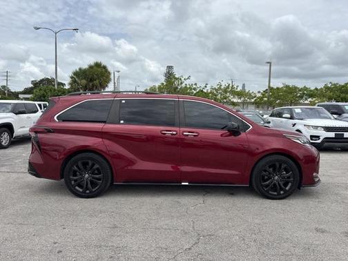2022 Toyota Sienna XSE 7 Passenger