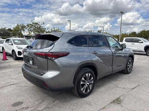 2025 Toyota Highlander LE