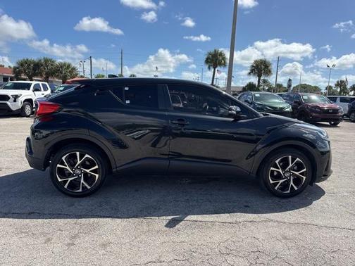 2022 Toyota C-HR XLE