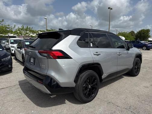 2022 Toyota RAV4 Hybrid SE