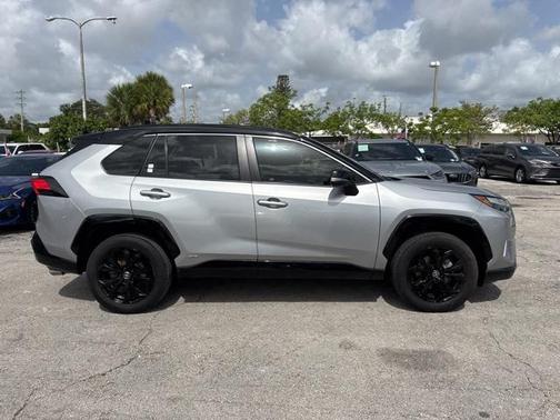 2022 Toyota RAV4 Hybrid SE