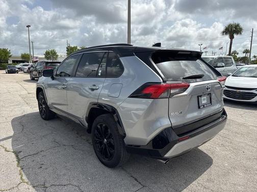 2022 Toyota RAV4 Hybrid SE