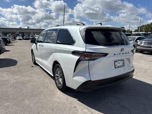 2023 Toyota Sienna XLE 8 Passenger