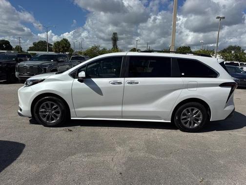 2023 Toyota Sienna XLE 8 Passenger