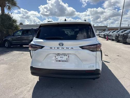 2023 Toyota Sienna XLE 8 Passenger