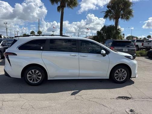 2023 Toyota Sienna XLE 8 Passenger
