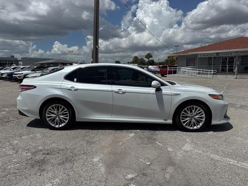2020 Toyota Camry Hybrid XLE