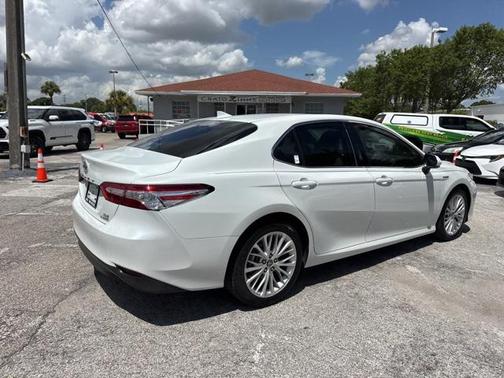 2020 Toyota Camry Hybrid XLE