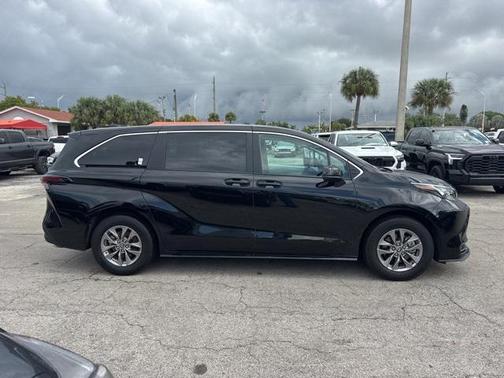 2025 Toyota Sienna LE