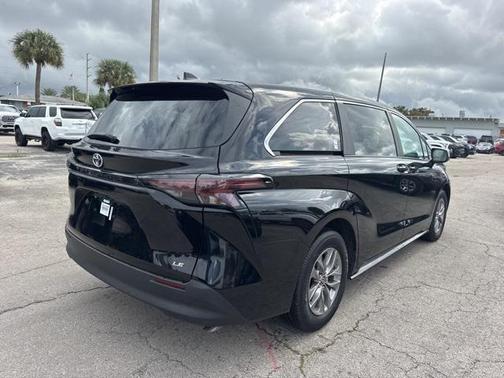 2025 Toyota Sienna LE