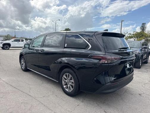 2025 Toyota Sienna LE