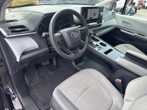 2025 Toyota Sienna LE