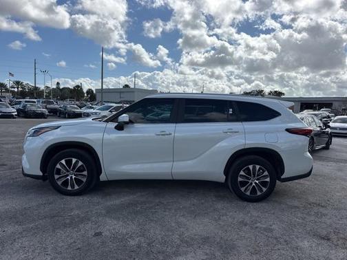 2023 Toyota Highlander XLE