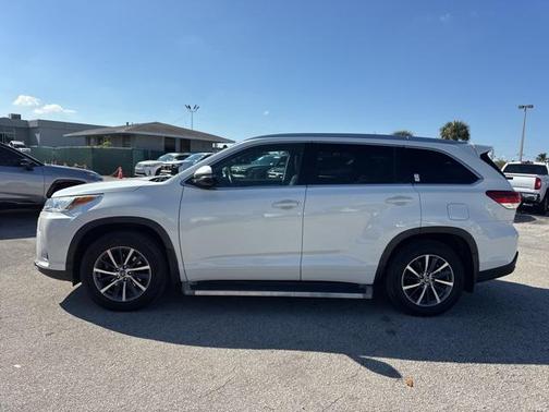 2017 Toyota Highlander SE