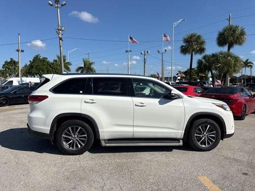 2017 Toyota Highlander SE