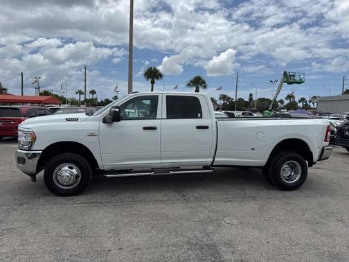 2024 RAM 3500 Tradesman Crew Cab 4x4 8' Box