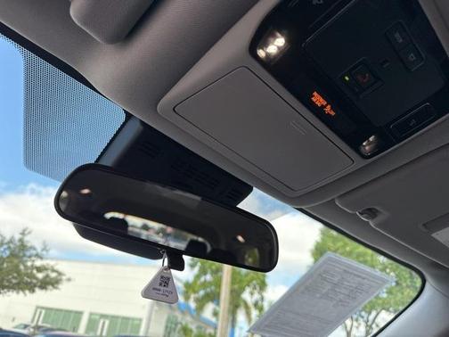 2025 Toyota Highlander Hybrid LE