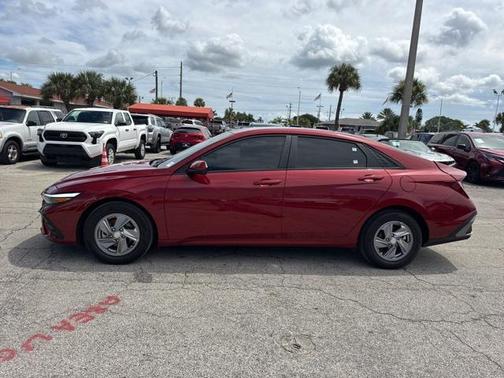 2025 Hyundai ELANTRA SE