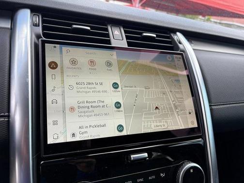 2024 Land Rover Discovery P300 Dynamic SE