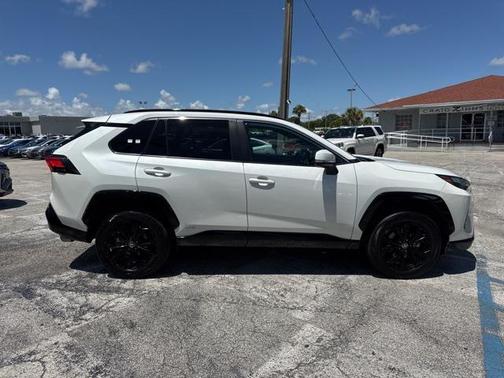 2022 Toyota RAV4 Hybrid SE