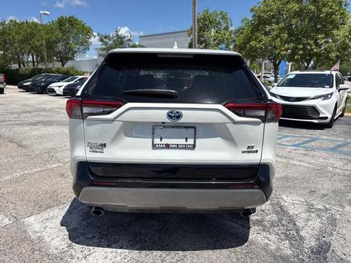 2022 Toyota RAV4 Hybrid SE