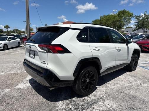 2022 Toyota RAV4 Hybrid SE