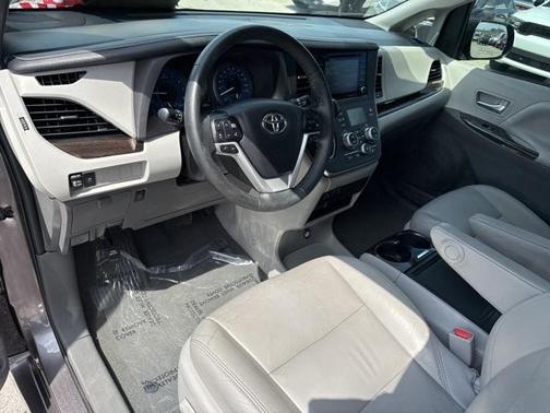 2020 Toyota Sienna XLE