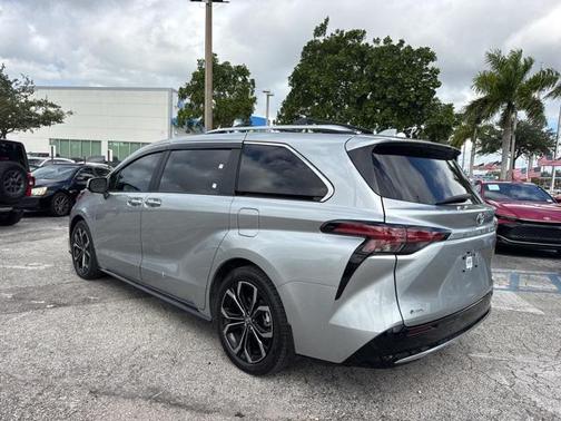 2025 Toyota Sienna Platinum