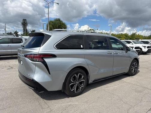 2025 Toyota Sienna Platinum 7 Passenger