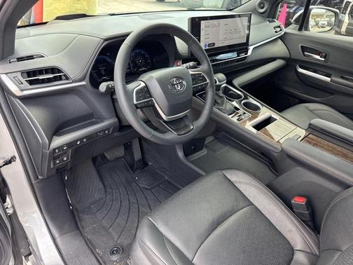 2025 Toyota Sienna Platinum